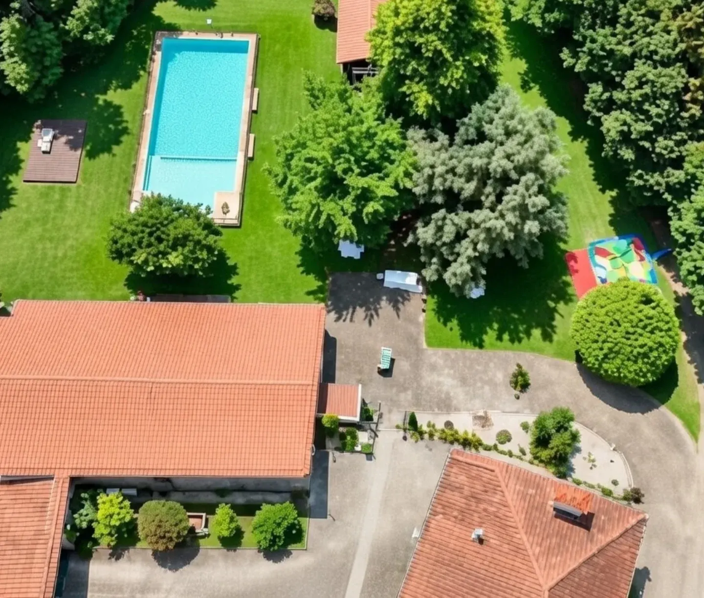 Vista aérea da quinta com jardim e piscina
